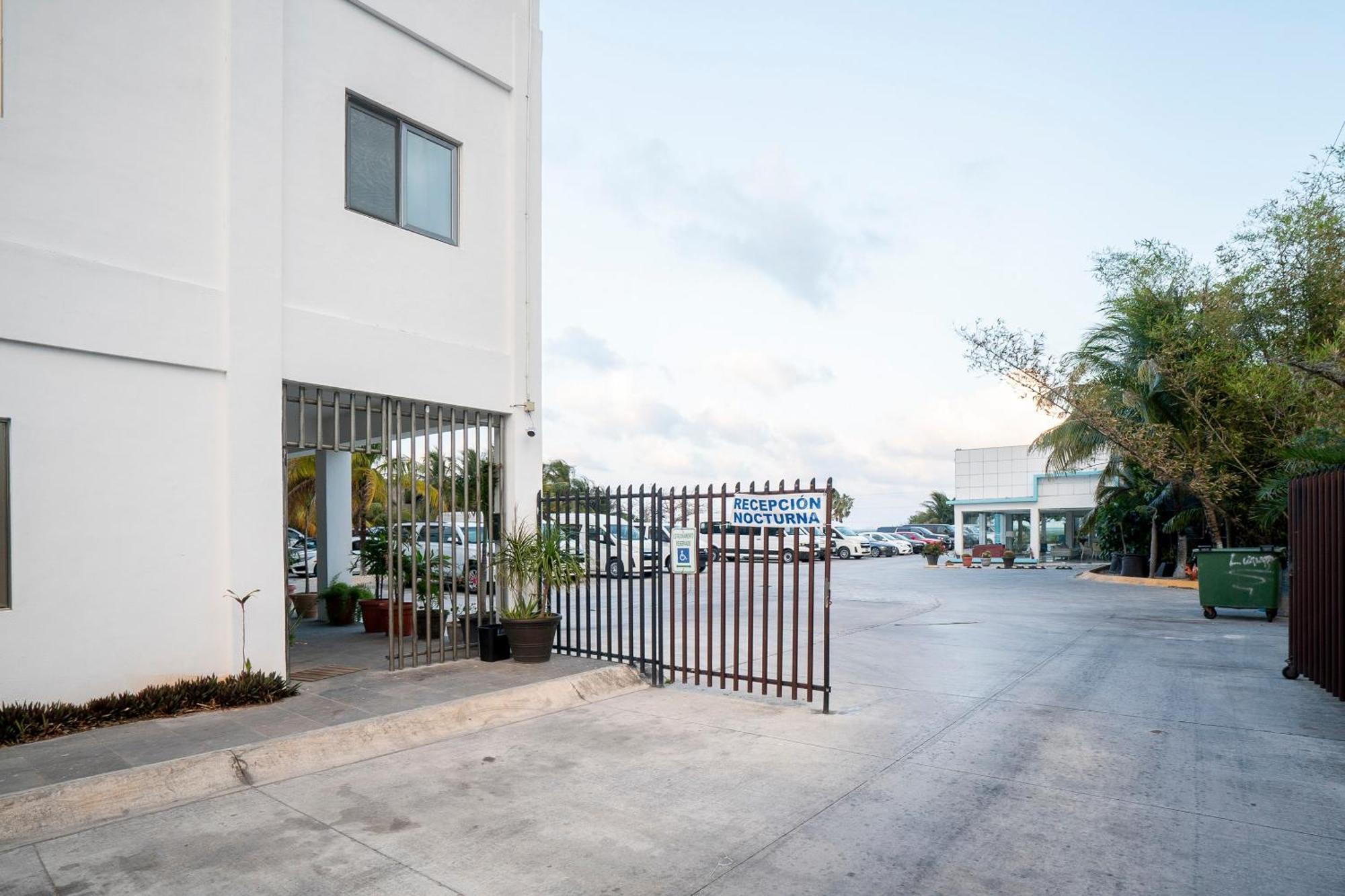 Capital O Cancun International Airport 24 7 Экстерьер фото